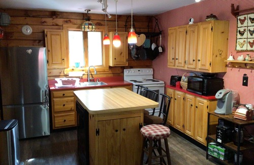 Wallingford Cabin | Cozy 2-bedroom cabin in lovely Wallingford with AC & outdoor hot tub