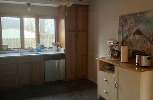 North Olmsted House | Cozy 2-bedroom house sleeps 6+ with heated inground pool in North Olmsted