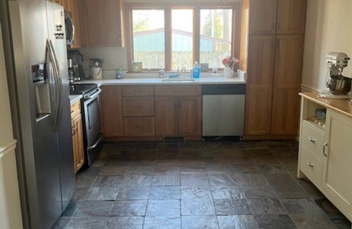 North Olmsted House | Cozy 2-bedroom house sleeps 6+ with heated inground pool in North Olmsted