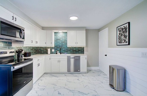 North Canton Apartment | Cozy 2BR | Central North Canton w/Garage