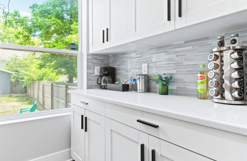 Livingston Park House | Cozy 4-bedroom house in pleasant Columbus with WiFi, AC