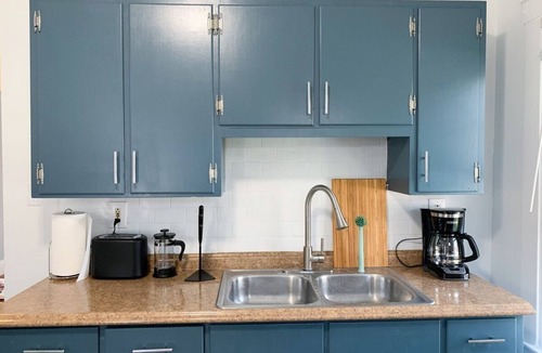 Kamm's Corners Apartment | Cozy Apt 5 min from Airport & Free Parking