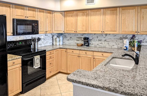 Independence Square Condo | Cozy beachside condo with pool and hot tub walk to restaurants