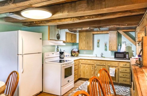 Carbon Hill House | Cozy Bremen Cabin with Hot Tub & Outdoor Bliss
