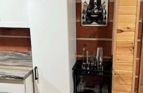 East Fultonham Cabin | Cozy Cabin Escape w/Hot Tub, King Bed & Fire Pit