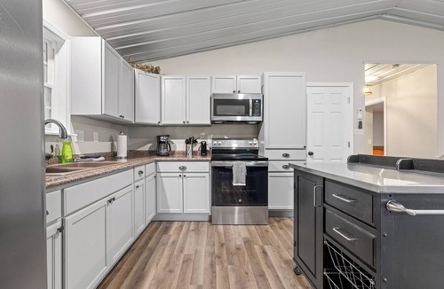 Harrison Cabin | Cozy cabin, pet, king bed, wifi, Great for Riders!