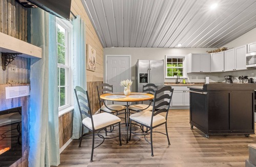 Harrison Cabin | Cozy cabin, pet, king bed, wifi, Great for Riders!