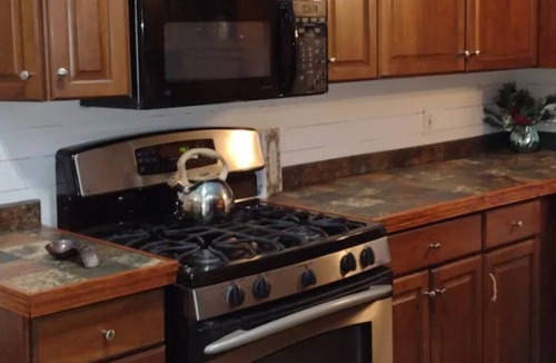 Akron Cottage | Cozy, comfortable and close to Cleveland-Canton-Skiing & Cuyahoga Natl. Park