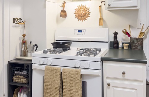 Clintonville Cottage | Cozy Cottage- Close to High Street and OSU campus and pet friendly! Sleeps 6!