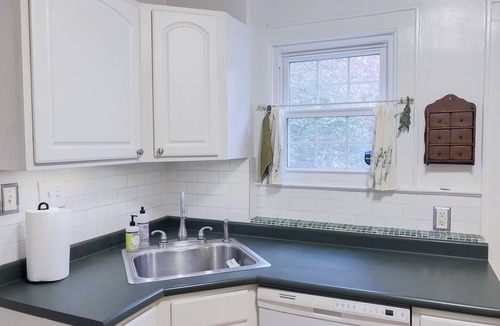 Clintonville Cottage | Cozy Cottage- Close to High Street and OSU campus and pet friendly! Sleeps 6!