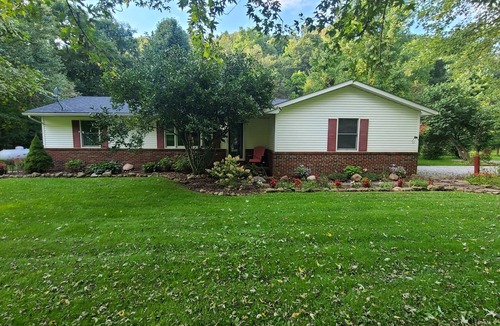 Lakeville Cottage | Cozy Cottage in Between Mohican and Amish Country