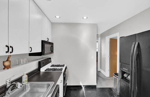 Roselawn Finance House | Cozy Cottage in the Heart of Hyde Park by RedAwning