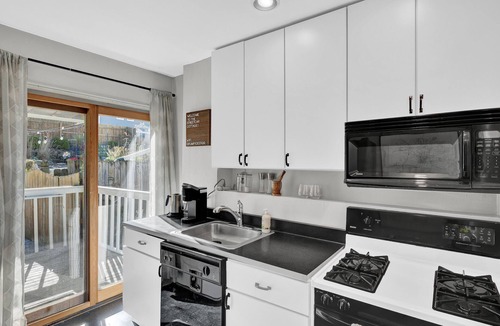 Roselawn Finance House | Cozy Cottage in the Heart of Hyde Park by RedAwning