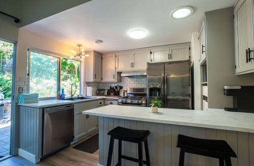 Bay Ho House | Cozy Getaway. Fire Pit and Endless Views! 5 Beds