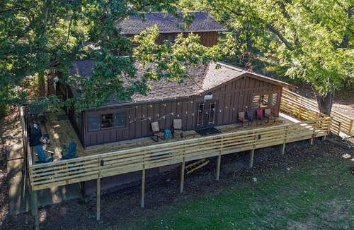 Sugar Grove Cabin | Cozy Retreat on Private Estate with Hot Tub