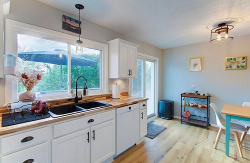 North Canton House | Cozy Updated Home W/Rec Room, Outdoor Bar & Patio