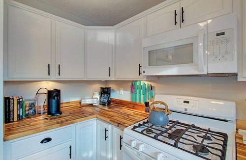 North Canton House | Cozy Updated Home W/Rec Room, Outdoor Bar & Patio