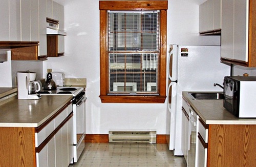 Wilmington Apartment | Crafts Inn Hotel Suite with pool, hot tub and AC
