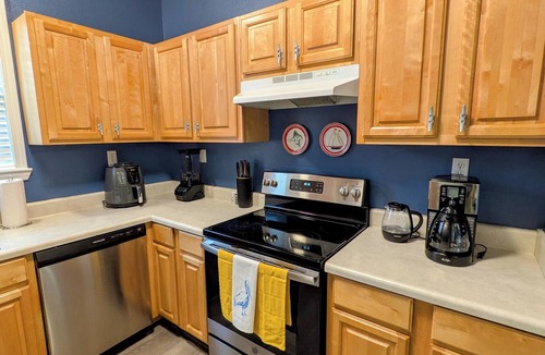 Old East Hill House | Cute downtown newly refurbished cottage - the Plucky Pelican