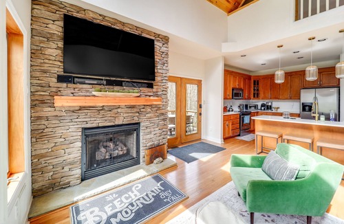Beech Mountain Cabin | Deck + Scenic Views: Beech Mtn Group Getaway