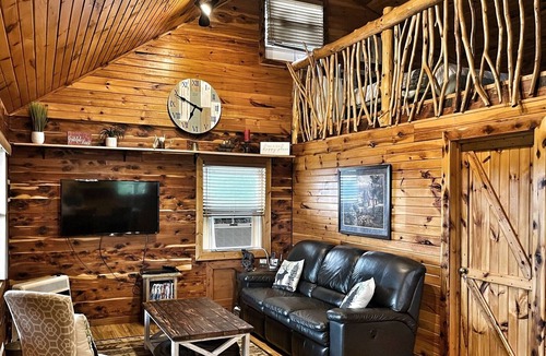 Compton Cabin | Deer Pond Cabin in Ozark Mountains - Minutes away from Buffalo River and hiking!