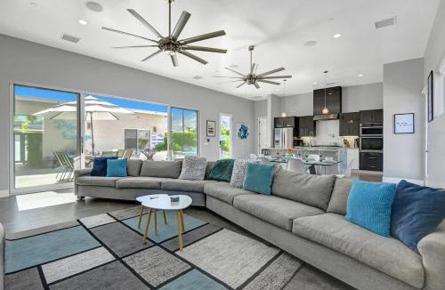 Desert Park Estates House | Deja Blue - Alice Lodging