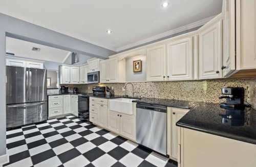 Deep Creek House | Designer Deep Creek Home 5 Beds W/Large Spa/Enclosed Lanai.Pet friendly !