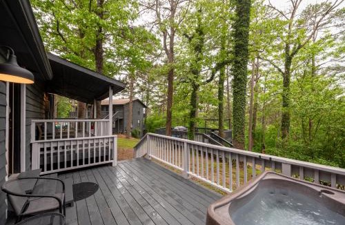 Eureka Springs House | Dog‑Friendly Cabin w/Trail-Hot Tub-Full Kitchen