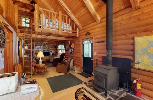 Rockwood House | Dog-Friendly Lakefront Log Cabin with Peaceful Atmosphere, Dock & Boat Launch