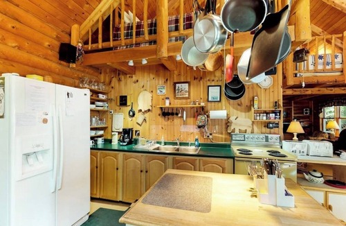 Rockwood Cabin | Dog-Friendly Lakefront Log Cabin with Peaceful Atmosphere, Dock & Boat Launch