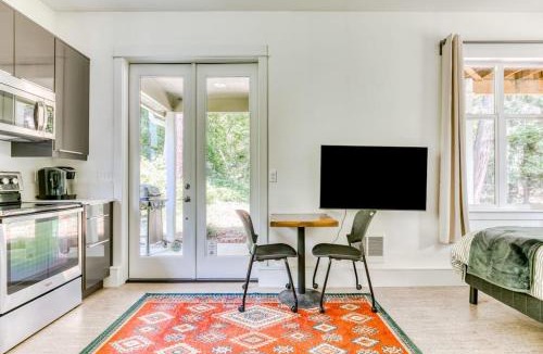 Stevenson House | Dog-friendly studio with river view patio grill & shared W&D