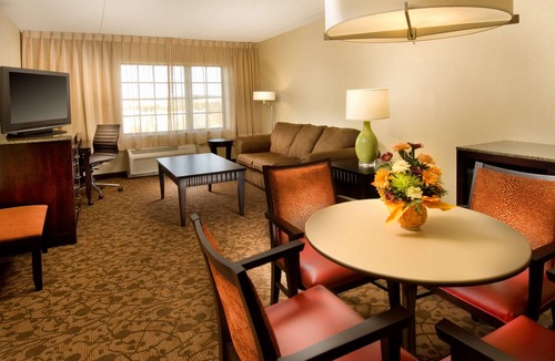 Dulles Town Center Hotel | DoubleTree by Hilton Sterling - Dulles Airport