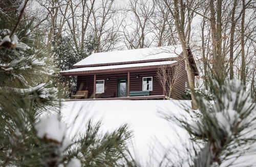 Lakeville Cottage | Dove Cottage at Secluded Cabins