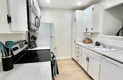 Yorktown Condo | Downtown Huntington Beach! LOCATION! CLOSE TO THE BEACH!
