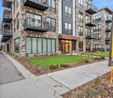 St. Anthony West Apartment | DT UMN 1BD Gym Free Parking Rooftop by River