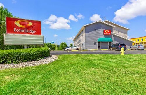 Montrose Cabin | Econo Lodge Akron Copley Northwest