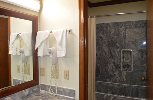 Cuyahoga Falls Hotel | Economy Inn - Akron