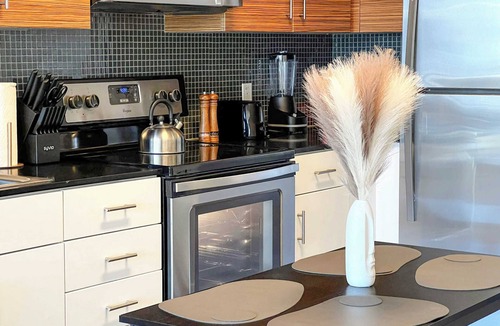 Mid-Wilshire Apartment | Elegant City Escape | Gym & Pool | 10mins to Cedar