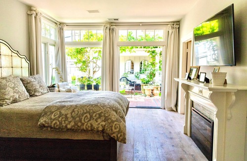 Corona del Mar House | Elegantly Decorated Single-Story Home with Soaring Ceilings and Large Yard