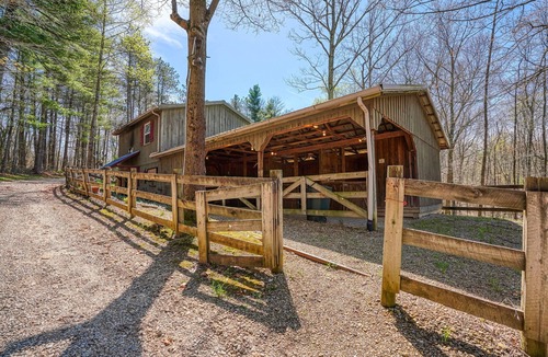 Carbon Hill Cabin | Elwood Loft & Barn: A budget-friendly cabin for 4: Hot tub + 3 horse stalls