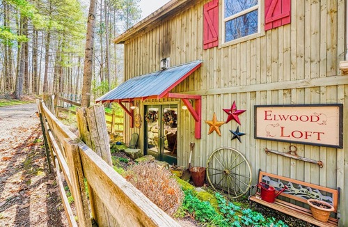 Carbon Hill Cabin | Elwood Loft & Barn: A budget-friendly cabin for 4: Hot tub + 3 horse stalls