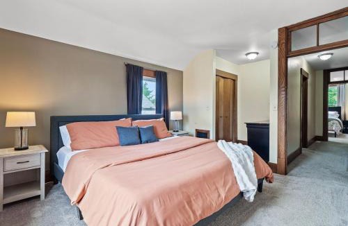 Bedford House | Entire Duplex w Historic District and Sleeps 12