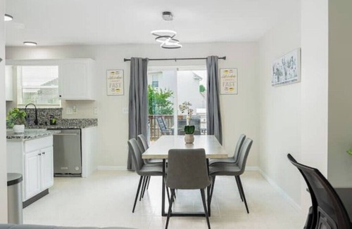 Galloway House | Escape 3BR w/Hot Tub and BBQ