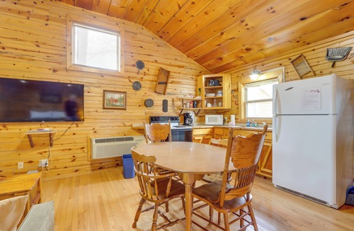 Eureka Springs Cabin | Eureka Springs Cabin on 9+ Acres: Community Perks!