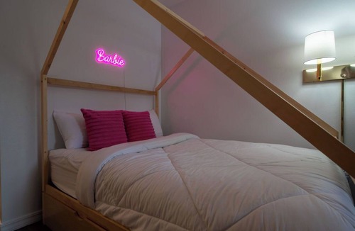 Eureka Springs Historic District Resort | Everything is better in PINK!