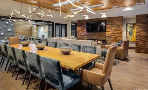 Foxfield Villa | Exclusive Villa with Expansive Space & Private Bar
