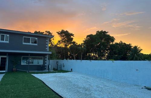 Survey Creek House | Exec Suites Men only 7 min to Ocean