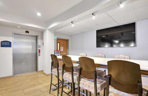 Holly Hotel | Executive Residency by Best Western Navigator Inn & Suites