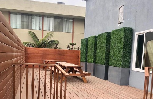 West Los Angeles Apartment | Executive West LA Studio, in courtyard building