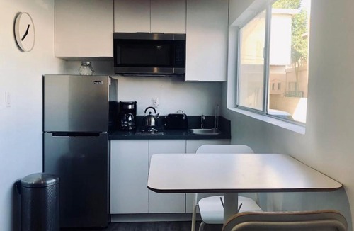 West Los Angeles Apartment | Executive West LA Studio, in courtyard building